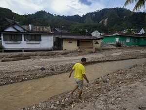 Dampak Bencana Sumatera: Desa Nyaris Lenyap, Sungai Bak Daratan