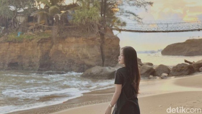 Serunya Berswafoto di Pantai Sungai Suci Bengkulu, Mirip Tanah Lot Bali