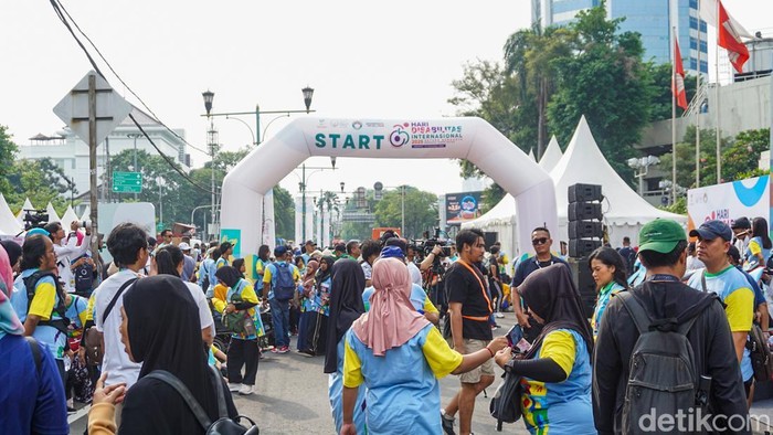 Peserta fun walk, termasuk penyandang disabilitas, mulai bergerak dari area Bundaran HI saat peringatan Hari Disabilitas Internasional (HDI) 2025 di Jakarta, Minggu (7/12). Momen ini menampilkan antusiasme warga yang ikut merayakan semangat inklusivitas.
