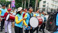 Peserta fun walk, termasuk penyandang disabilitas, mulai bergerak dari area Bundaran HI saat peringatan Hari Disabilitas Internasional (HDI) 2025 di Jakarta, Minggu (7/12). Momen ini menampilkan antusiasme warga yang ikut merayakan semangat inklusivitas.