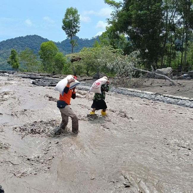 Potret Petugas Tembus Banjir Lahar Semeru Demi Salurkan Logistik