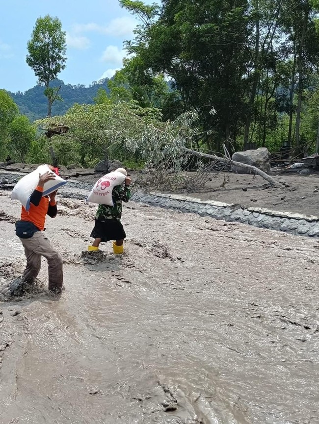 Potret Petugas Tembus Banjir Lahar Semeru Demi Salurkan Logistik