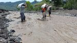 Potret Petugas Tembus Banjir Lahar Semeru Demi Salurkan Logistik