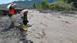 Potret Petugas Tembus Banjir Lahar Semeru Demi Salurkan Logistik