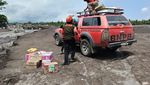 Potret Petugas Tembus Banjir Lahar Semeru Demi Salurkan Logistik