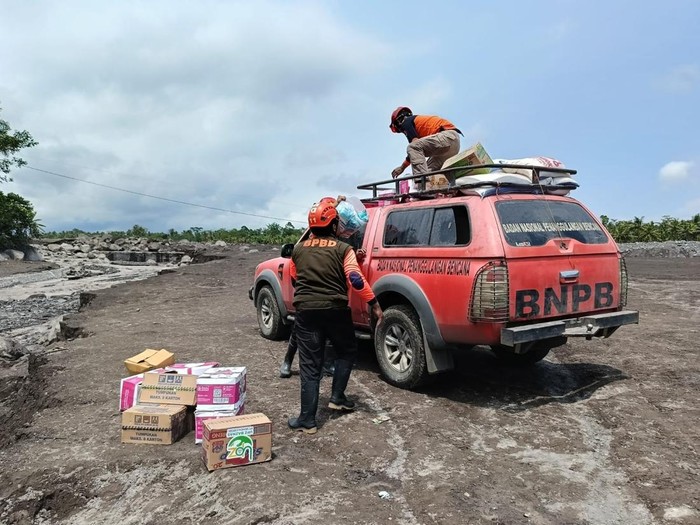 Petugas BPBD Lumajang menembus banjir lahar Semeru untuk menyalurkan logistik ke 137 KK Dusun Sumber Langsep yang terisolir.