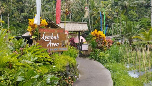 Pintu masuk objek wisata Lembah Arca, Desa Adat Teganan, Karangasem, Bali, Sabtu (29/11/2025).