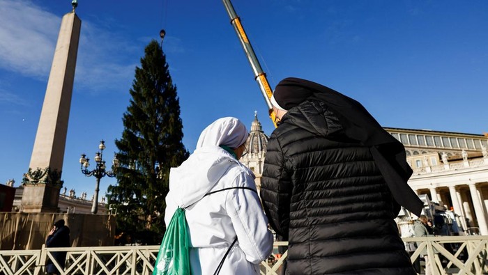 A Christmas tree is installed in St. Peter's Square ahead of the festive season at the Vatican, November 27, 2025. REUTERS/Matteo Minnella