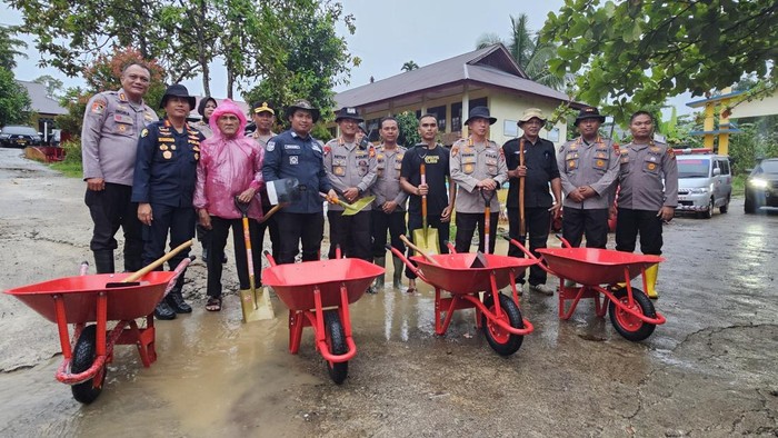 Polda Riau Serahkan 1.817 Cangkul-Sekop ke 4 Desa Terdampak Galodo Agam