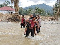 Jembatan Darurat Putus, Polisi Gendong Lansia Seberangi Sungai di Agam