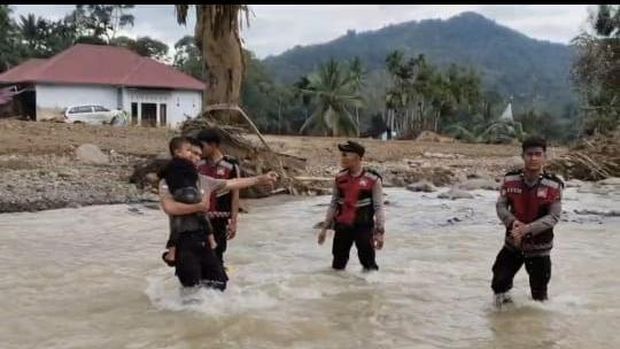 Polisi gendong lansia usai jembatan darurat terputus di Agam (Mei Amelia/detikcom) Polisi gendong lansia usai jembatan darurat terputus di Agam (Mei Amelia/detikcom)