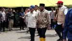 Potret Prabowo Tinjau Posko Pengungsian Bireuen dan Cicipi Masakan Dapur Umum