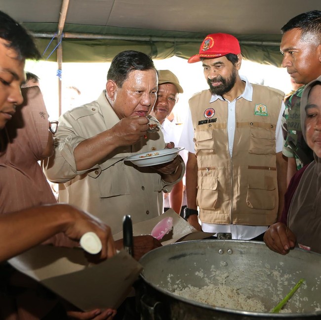 Potret Prabowo Tinjau Posko Pengungsian Bireuen dan Cicipi Masakan Dapur Umum