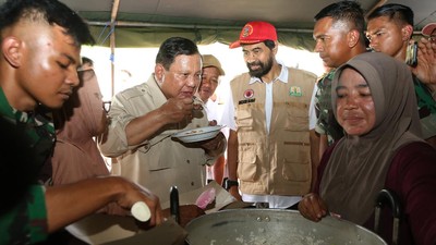 Potret Prabowo Tinjau Posko Pengungsian Bireuen dan Cicipi Masakan Dapur Umum
