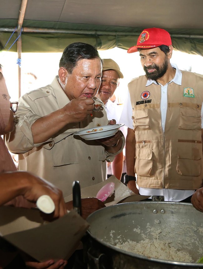 Potret Prabowo Tinjau Posko Pengungsian Bireuen dan Cicipi Masakan Dapur Umum