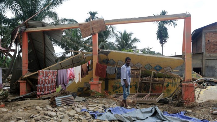 Foto udara kondisi ruang kelas yang roboh pasca diterjang banjir di Sekolah Dasar Negeri (SDN) 2 Langkahan Desa Geudumbak, Kecamatan Langkahan, Aceh Utara, Aceh, Sabtu (6/12/2025). Bencana alam hidrometeorologi di Aceh Utara telah merusak 383 unit sekolah tingkat TK hingga SMP dengan rincian 271 sekolah rusak berat, 97 sekolah rusak sedang dan 15 sekolah rusak ringan sehingga berdampak terganggunya aktivitas belajar mengajar. ANTARA FOTO/Syifa Yulinnas/foc.