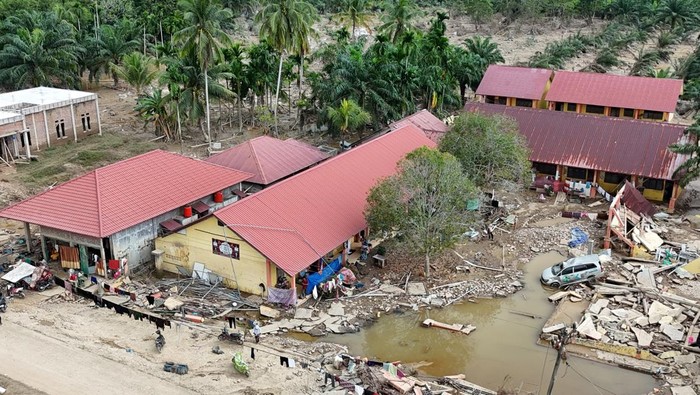 Foto udara kondisi ruang kelas yang roboh pasca diterjang banjir di Sekolah Dasar Negeri (SDN) 2 Langkahan Desa Geudumbak, Kecamatan Langkahan, Aceh Utara, Aceh, Sabtu (6/12/2025). Bencana alam hidrometeorologi di Aceh Utara telah merusak 383 unit sekolah tingkat TK hingga SMP dengan rincian 271 sekolah rusak berat, 97 sekolah rusak sedang dan 15 sekolah rusak ringan sehingga berdampak terganggunya aktivitas belajar mengajar. ANTARA FOTO/Syifa Yulinnas/foc.
