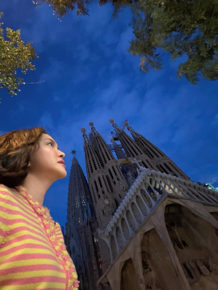 Potret Shandy Aulia liburan di Barcelona, Spanyol