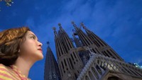 Shandy mengabadikan momen di Basilika Sagrada Familia yang kini menjadi gereja tertinggi di dunia, dengan tinggi kurang lebih 162,91 meter (Instagram/@shandyaulia)