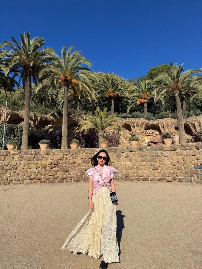 Potret Shandy Aulia liburan di Barcelona, Spanyol