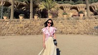 Artis pemeran Tita di film Eiffel Im in Love ini mengunjungi taman cantik karya arsitek Antoni Gaudi yakni Parc Geull. Sejatinya, kawasan ini dibangun sebagai kompleks perumahan mewah, tetapi gagal. Kini, Parc Guell masuk daftar Situs Warisan Dunia UNESCO. (Instagram/@shandyaulia)