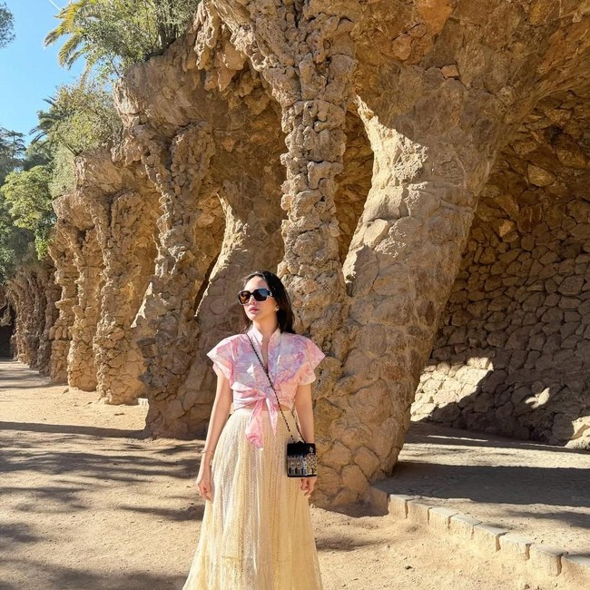 Nggak Ada Obat! Cantiknya Shandy Aulia di Barcelona