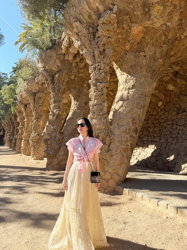 Nggak Ada Obat! Cantiknya Shandy Aulia di Barcelona