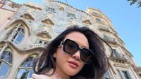 Selain Parc Geull, Shandy juga mengunjungi tempat lainnya karya sang maestro yakni Casa Batllo. Bangunan unik tersebut kini berfungsi sebagai museum dan jadi destinasi favorit turis kala ke Barcelona. (Instagram/@shandyaulia)