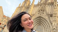 Landmark selanjutnya, Shandy juga berpose di depan Catedral de Barcelona. Sebuah katedral yang dibangun untuk pertama kalinya pada 1298. (Instagram/@shandyaulia)