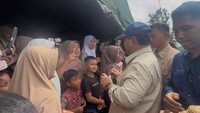 Korban Bencana Aceh Nangis di Depan Prabowo: Rumah Saya Diambil Sungai Pak