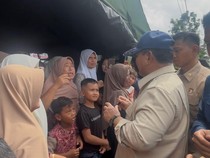 Tangis Korban Bencana Aceh ke Prabowo: Rumah Saya Diambil Sungai, Tak Ada Lagi