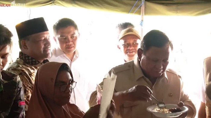 Kunjungi Pengungsi di Bireuen, Prabowo Rasakan Masakan di Dapur Umum