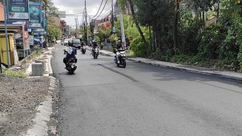 Progres perbaikan Jalan Tangkuban Perahu, Kelurahan Kerobokan, Kecamatan Kuta Utara, Badung, Minggu (7/12/2025). (Agus Eka/detikBali)