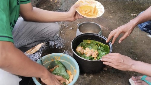 Proses pembuatan sanggowo, Minggu (7/12/2025). Sanggowo merupakan kuliner khas Bima sejak era Kesultanan Bima. (Rafiin/detikBali)