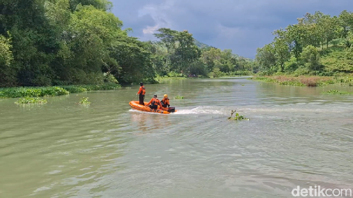 Proses pencarian 2 bocah yang tenggelam saat memancing dan berenang di Sungai Bodeng, Tulungagung.
