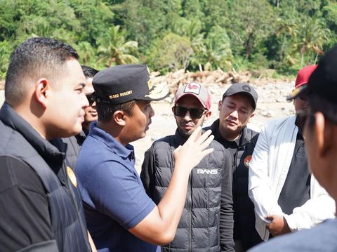 Raffi Ahmad Raffi Ahmad serahkan bantuan Rp 15 miliar untuk Aceh, Sumatera Utara, dan Sumatera Barat.