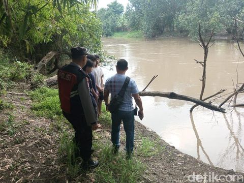 Remaja Terseret Arus Saat Berenang di Kalimas Krian, Pencarian Terus Dilanjutkan Remaja Terseret Arus Saat Berenang di Kalimas Krian, Pencarian Terus Dilanjutkan