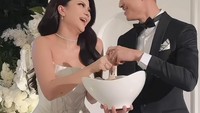 Di pesta pernikahannya ini, Hanum Mega tampil cantik dengan gaun serba putih. Berbeda dengan pesta pernikahan lainnya, Hanum dan Rafly sempat meracik matcha. Foto: Instagram @real.hanummegaa