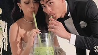 Tak lupa Hanum Mega dan Rafly Febian menikmati matcha racikan mereka di depan para tamu undangan. Matcha ini berasal dari P.O.V Matcha.  Foto: Instagram @real.hanummegaa
