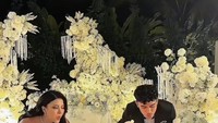 Selain racik matcha, kedua mempelai tampak meniup lilin di atas kue bernuansa putih yang tak kalah elegan. Foto: Instagram @real.hanummegaa
