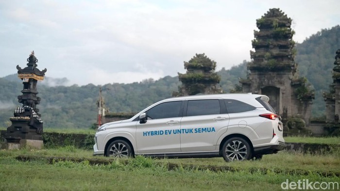Nikmati Kebahagiaan Tanpa Gangguan dengan Toyota New Veloz Hybrid di Jalan Raya Bali