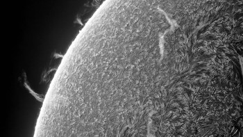 Dancing on the Edge of Fire karya Imran Sultan memenangkan kategori Astronomy. Foto ini menunjukkan beragam aktivitas di permukaan matahari, termasuk sunspot. Foto: Imran Sultan/Royal Society Publishing Photography Competition 2025