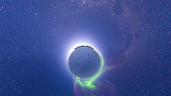 Between Auroras and Dawn – A South Pole Sunrise After the Longest Night on Earth karya Dr Aman Chokshi didapuk sebagai runner-up di kategori Astronomy. Foto panorama 360 derajat ini menunjukkan aurora australis yang dipotret dari Amundsen-Scott South Pole Station di Kutub Selatan. Foto: Dr Aman Chokshi/Royal Society Publishing Photography Competition 2025