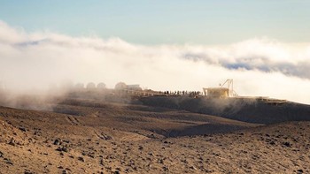 Where Fog Becomes Drinking Water: Four Decades of Science, Community, and Fog-Harvesting in the Atacama Desert oleh Felipe Ríos Silva menjadi runner-up di kategori Earth Science and Climatology. Foto ini menunjukkan mahasiswa geografi dari Pontificia Universidad Católica Chile yang sedang meneliti kabut di pesisir pantai Gurun Atacama. Foto: Felipe Ríos Silva/Royal Society Publishing Photography Competition 2025