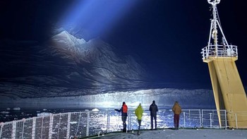 Scanning glaciers in the Antarctic winter karya Michael Meredith memenangkan kategori Earth Science and Climatology. Foto ini menunjukkan awak peneliti di kapal penelitian RRS Sir David Attenborough saat mensurvei gletser di Peninsula Antartika. Menariknya foto ini diambil menggunakan iPhone 16 Pro Max. Foto: Michael Meredith/Royal Society Publishing Photography Competition 2025