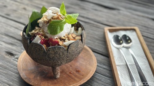 Salah satu menu favorite Fruit Salad Ice Cream di Tukies Coconut Shop, Ubud, Bali, Minggu (7/12/25). (Dinda Anatasya/detikBali).
