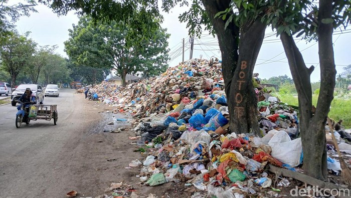 Sampah Menggunung di Pinggir Jalan Dekat Persimpangan Gerbang Tol Helvetia