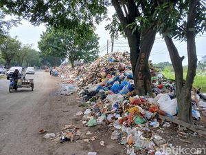 Sampah Menggunung di Pinggir Jalan Dekat Persimpangan Gerbang Tol Helvetia