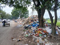 Sampah Menggunung di Pinggir Jalan Dekat Persimpangan Gerbang Tol Helvetia