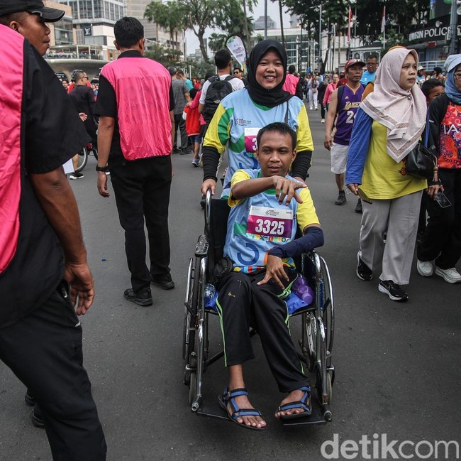 Semangat Inklusi Warnai Fun Walk Hari Disabilitas Internasional di Bundaran HI